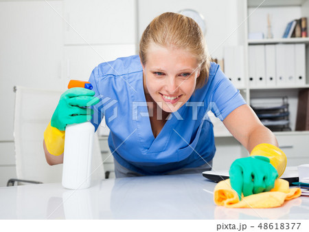 Professional cleaner cleaning desk Professional cleaner cleaning desk 48618377