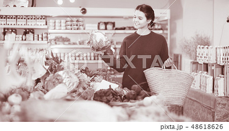 Buyer decides to buy cauliflowe Buyer decides to buy cauliflowe 48618626