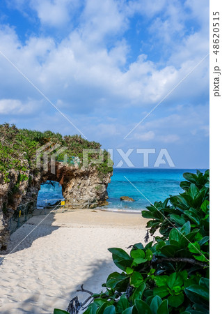 アーチ岩を見る砂山ビーチ アーチ岩を見る砂山ビーチ 48620515
