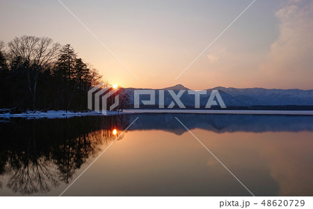 夕暮れ時の屈斜路湖。黄昏のリフレイン 48620729