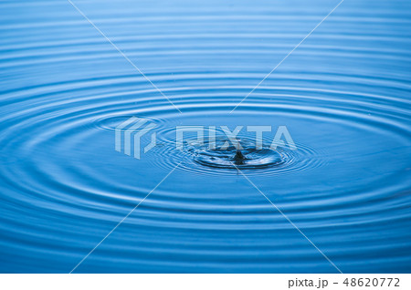 水面の波紋 落ちた水滴 やや右下 D 水柱の写真素材