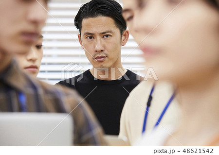 ビジネス　クリエイティブ　ビジネスマン 48621542