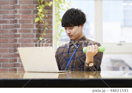 ビジネス　クリエイティブ　ビジネスマン 48621591