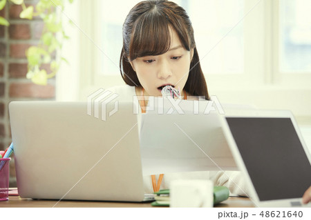ビジネス　クリエイティブ　ビジネスウーマン 48621640