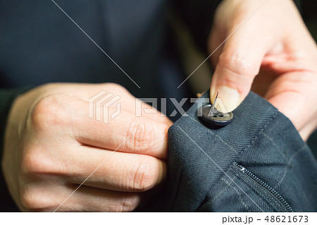 女性　裁縫 48621673