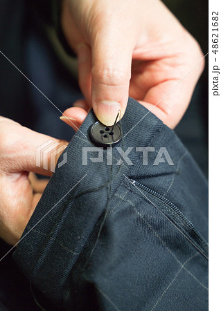 女性　裁縫 48621682