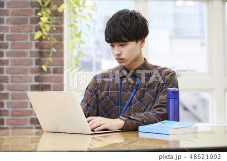 ビジネス　クリエイティブ　ビジネスマン 48621902