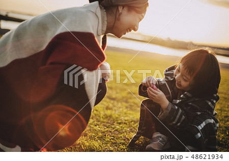 親子 公園 遊ぶ 親子 公園 遊ぶ 48621934