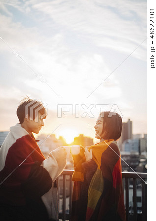 カップル　屋上　ライフスタイル 48622101