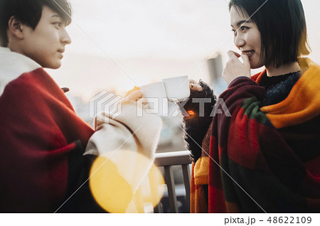 カップル　屋上　ライフスタイル 48622109