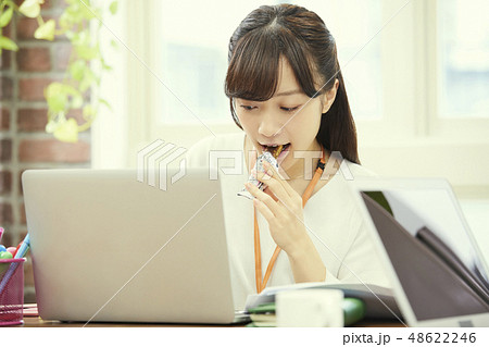 ビジネス　クリエイティブ　ビジネスウーマン 48622246