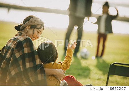 親子　公園　遊ぶ 48622297