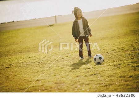 子供　公園　遊ぶ 48622380