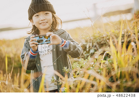 子供　川原　遊ぶ 48622438