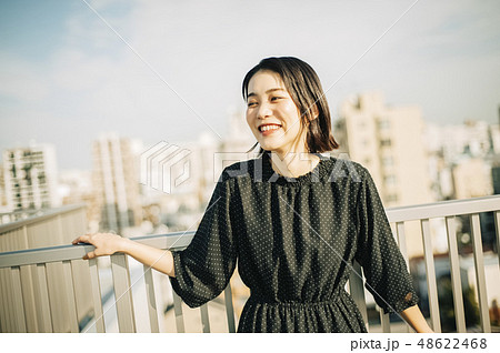 女性　屋上　ポートレート 48622468