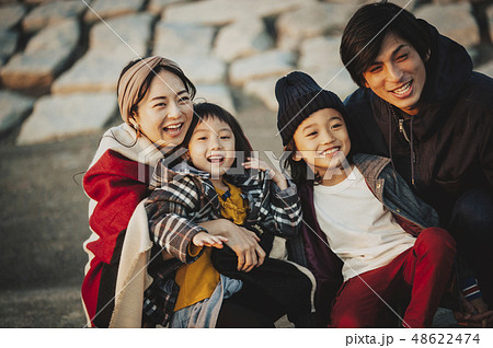 親子　公園　遊ぶ 48622474