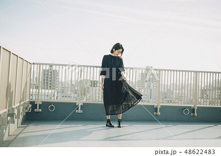 女性 屋上 ポートレート 女性 屋上 ポートレート 48622483