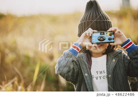 子供　川原　遊ぶ 48622486