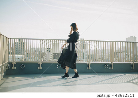女性 屋上 ポートレートの写真素材