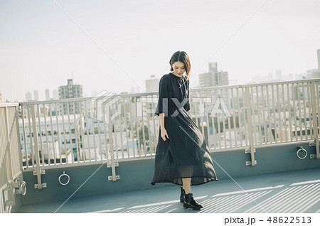 女性　屋上　ポートレート 48622513