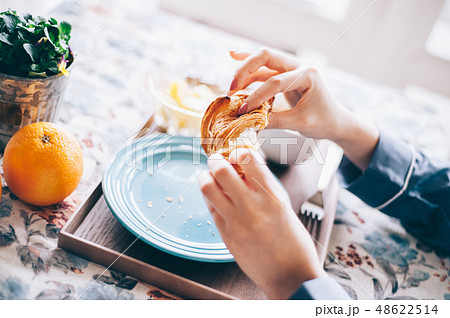 女性 ライフスタイル 食事 女性 ライフスタイル 食事 48622514