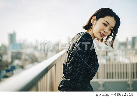 女性 屋上 ポートレート 女性 屋上 ポートレート 48622519