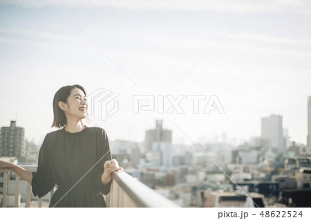 女性　屋上　ポートレート 48622524