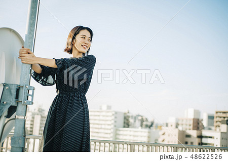 女性　屋上　ポートレート 48622526