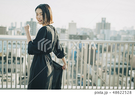 女性　屋上　ポートレート 48622528
