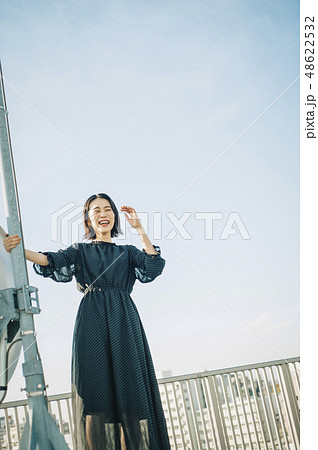 女性　屋上　ポートレート 48622532