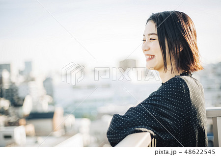 女性 屋上 ライフスタイル 女性 屋上 ライフスタイル 48622545