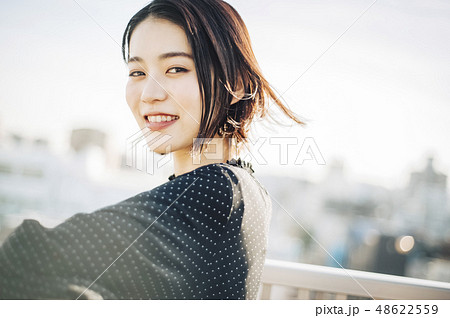 女性 屋上 ライフスタイル 女性 屋上 ライフスタイル 48622559