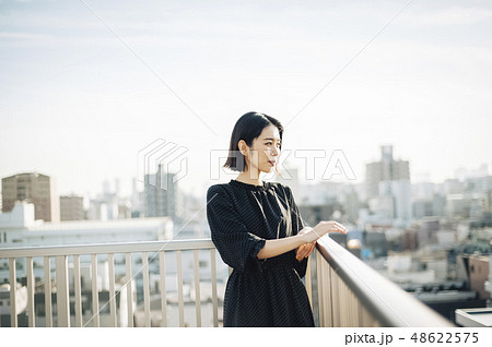 女性　屋上　ライフスタイル 48622575