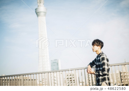 男性 屋上 ライフスタイル 男性 屋上 ライフスタイル 48622580