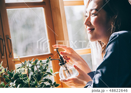 女性 ライフスタイル 観葉植物 水やりの写真素材