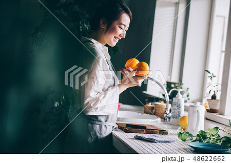 女性　ライフスタイル　料理 48622662