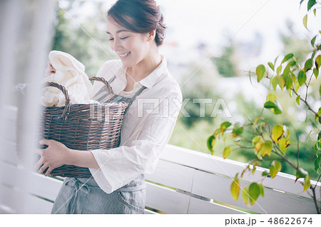 女性　ライフスタイル　洗濯 48622674