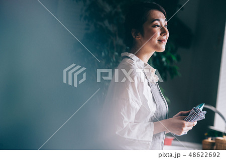 女性　ライフスタイル　洗い物 48622692