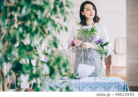 女性　ライフスタイル　フラワー 48622693