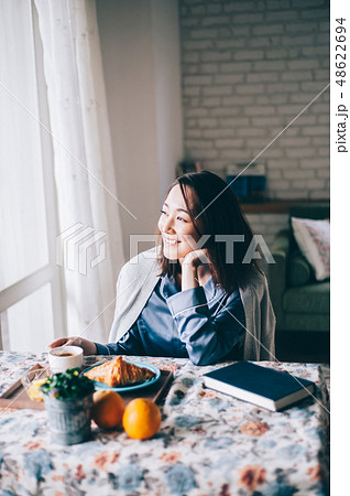 女性　ライフスタイル　食事 48622694