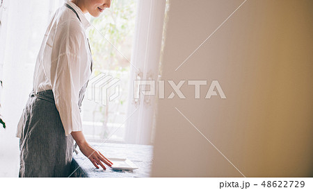 女性　ライフスタイル　食事　用意 48622729