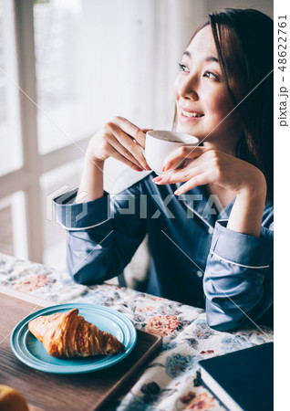 女性 ライフスタイル 食事 女性 ライフスタイル 食事 48622761