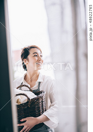 女性　ライフスタイル　洗濯 48622765