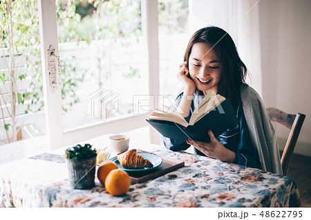 女性　ライフスタイル　読書 48622795