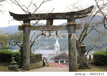 崎津諏訪神社の鳥居と崎津教会 48622815