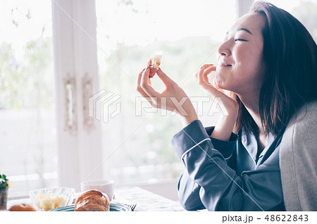 女性　ライフスタイル　食事 48622843