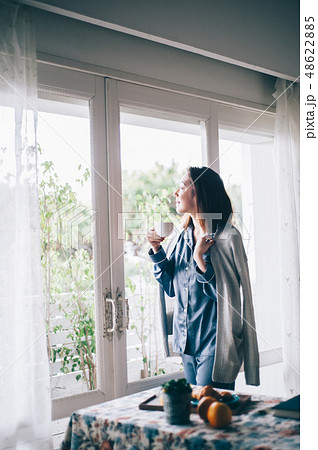 女性　ライフスタイル　ティータイム 48622885