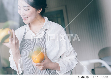 女性　ライフスタイル　料理 48622886