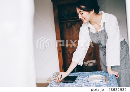 女性　ライフスタイル　食事　用意 48622922