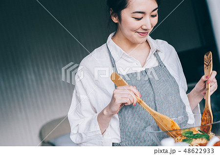 女性　ライフスタイル　料理 48622933